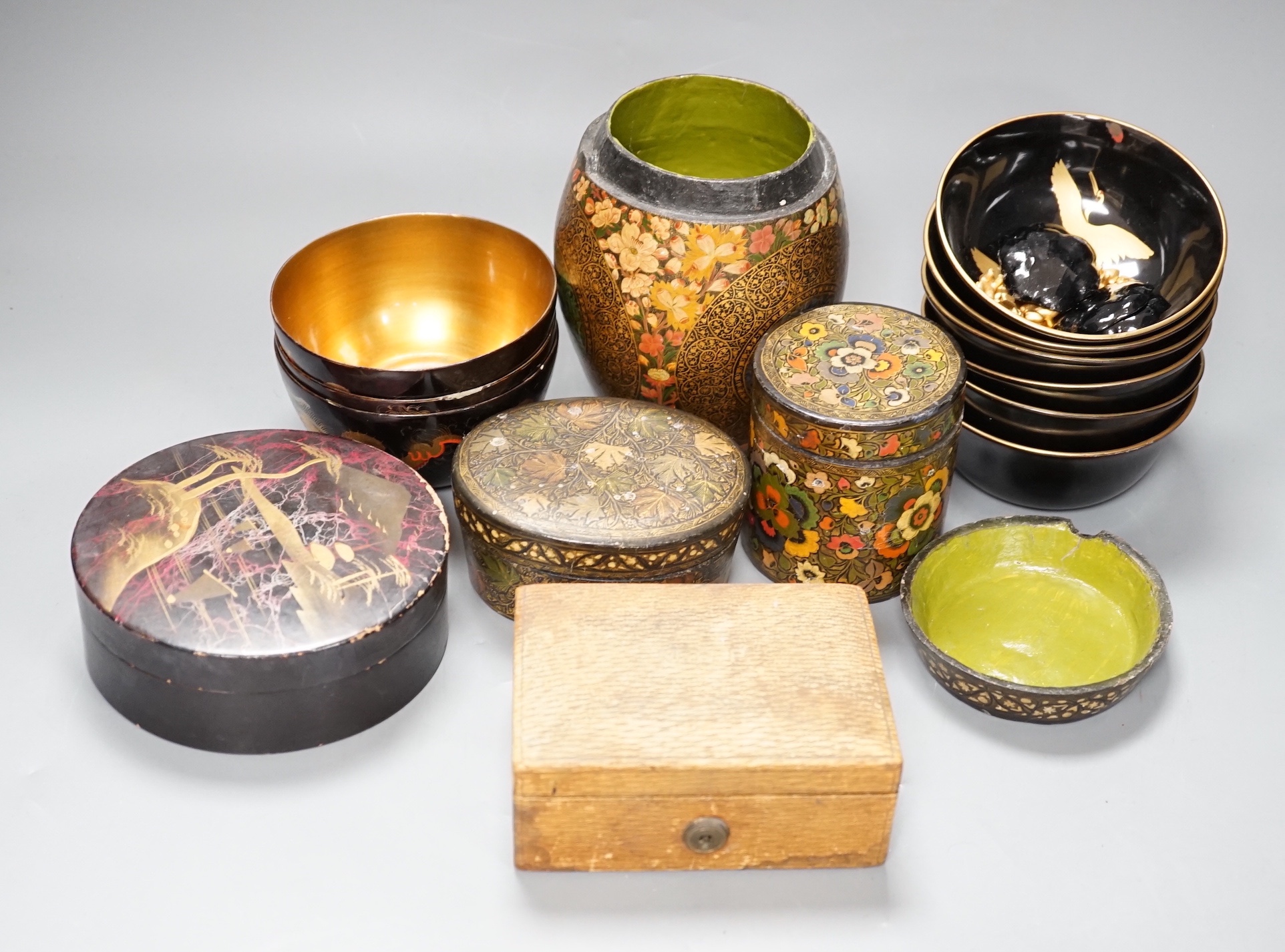 Mixed decorative Oriental and Indian lacquer wares, the barrel shaped jar 15.5cm